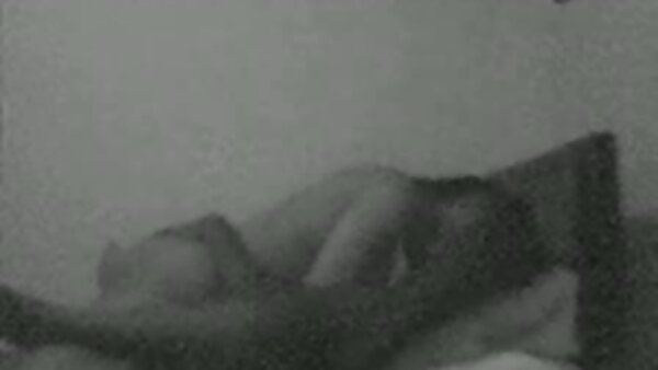 மிஷனரி நிலையில் தனது இறுக்கமான புண்டையில் ஆணியடிக்கப்பட்ட தட்டையான டைட்டிகளுடன் அழகான டீன் கேல்
